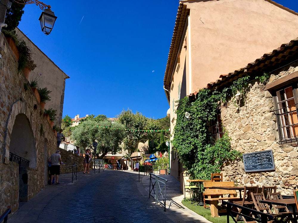 Vue de la rue principale de Ramatuelle