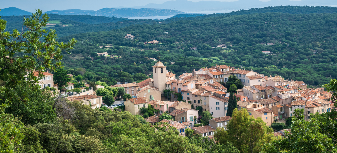 Vue panoramique du village de Ramatuelle entouré de vignes et de forêt dans le golfe de Saint-Tropez